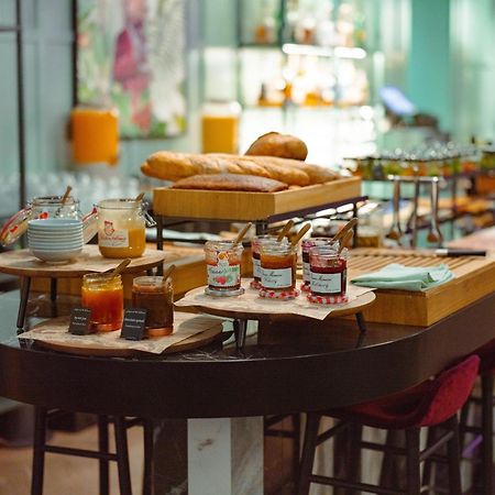 Falkensteiner Boutique Hotel Praha Bagian luar foto A breakfast buffet at a hotel