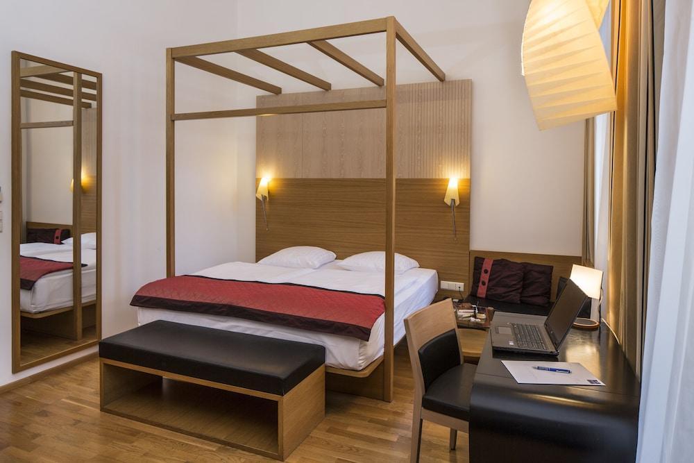 Falkensteiner Boutique Hotel Praha Bagian luar foto A room at the hotel